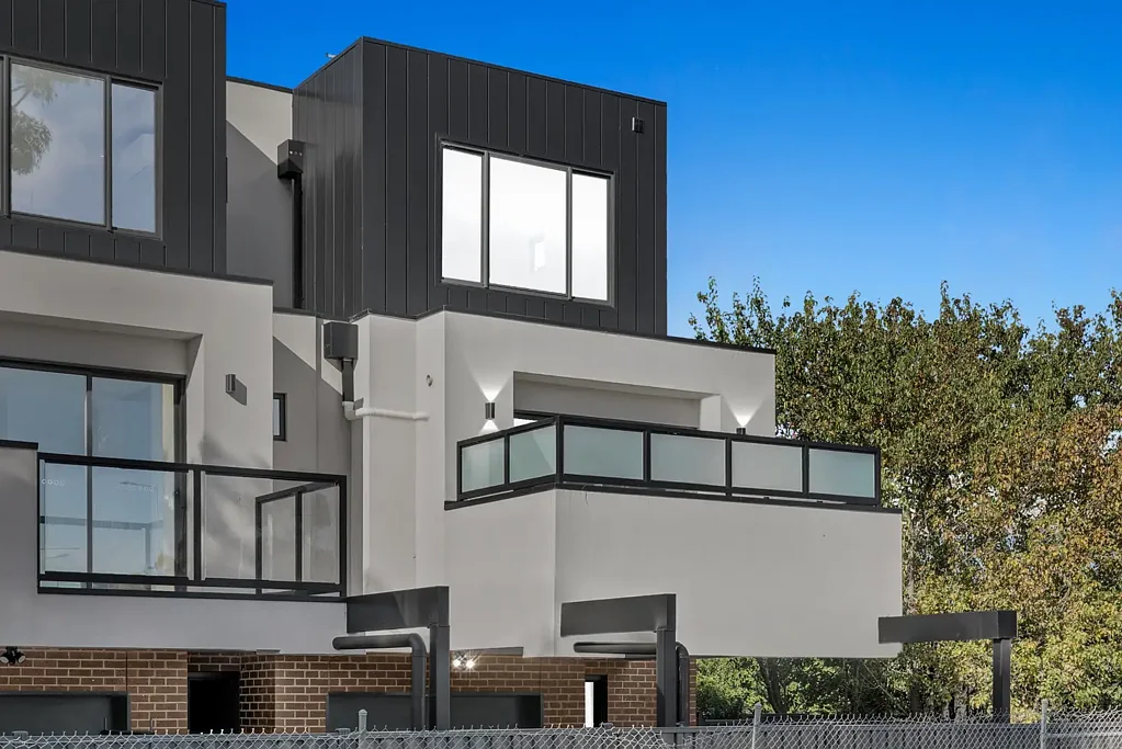 Niddrie 2房 全新设计住宅 邻近Keilor Rd繁华街区 首购优惠10,000补助 2卧带书房 高端厨房设施 欧式橡木地板 分体式空调 景观设计院落 安防报警系统 Contemporary Style & Exceptional Convenience in the Heart of Niddrie