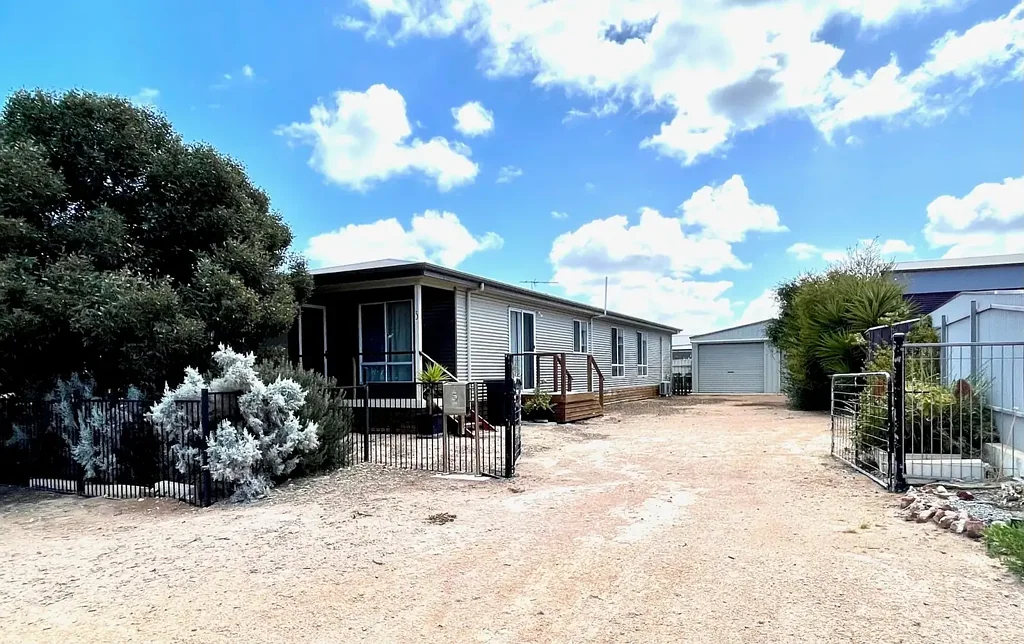 Ceduna 3 Bedroom Coastal Comfort with Bay Views & Stunning Sunsets in a Prime Ceduna Location