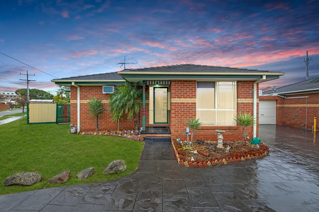 Clayton 2Moenga EASY-CARE LIVING ON THE DOORSTEP OF SHOPS