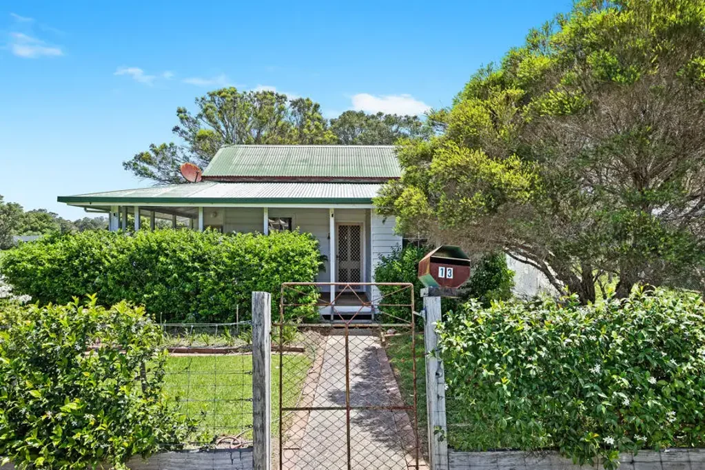 Country Cottage with Room for Horses!