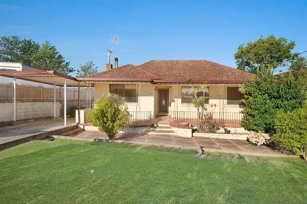 Northmead 3chambre Prime Knockdown/Rebuild or Future Development Opportunity with Main Road Exposure