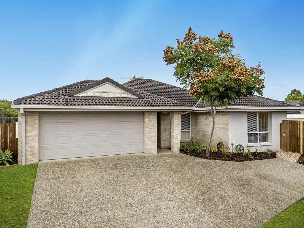 Flinders View 4房 私密斗牛士地块 742㎡阔地 4卧2卫 开放式布局 邻McQueen Park 高速公路近 便利生活圈 Hidden Away Yet Close to Everything