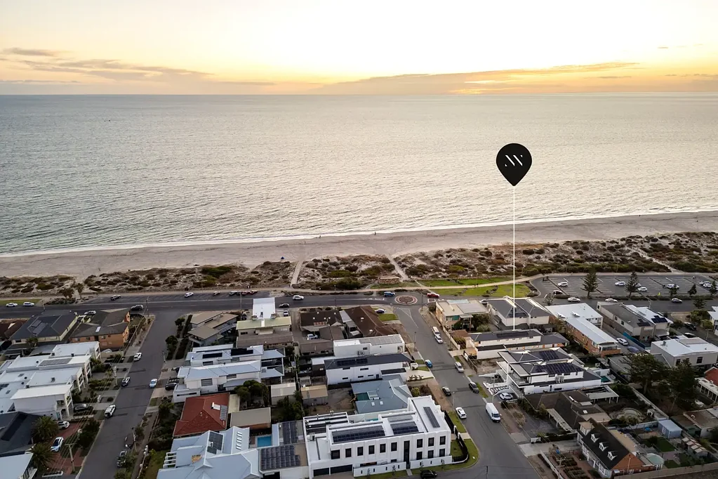 West Beach 4ਬੈੱਡਰੂਮ A private entertainer with oceanfront status.