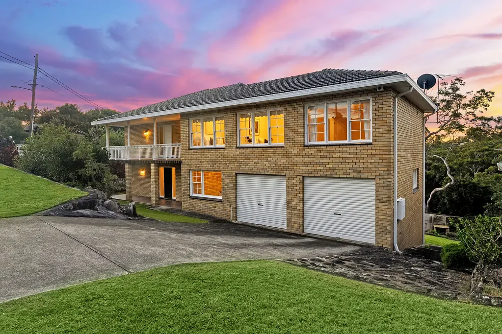 Gymea Bay 5房 朝北转角视野佳 五卧宽敞多采光 主卧带套草坪庭院 双车位车库 学区房家庭首选 Spacious Family Living with North-Facing Appeal