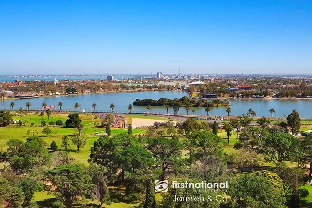 Melbourne 3 Bedroom Unmatched Albert Park Lake + CBD Views