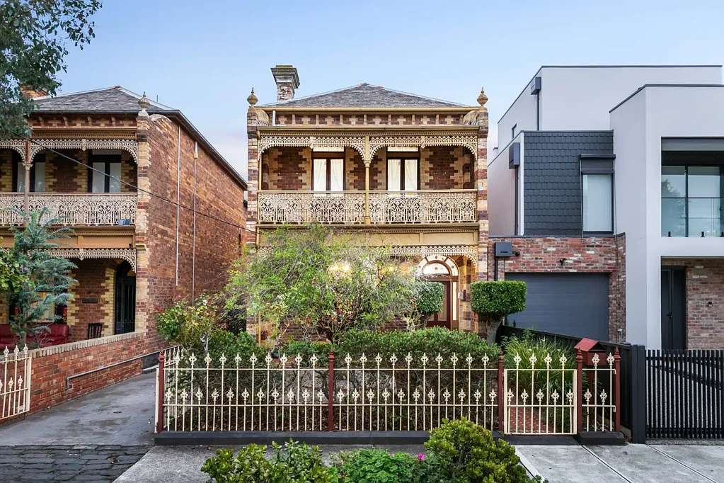 Coburg 4غرفة نوم Stand alone home is a group of six with private driveways