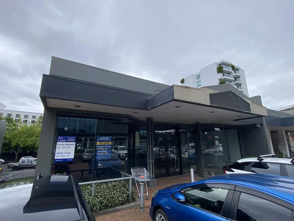 Newmarket Large format retail on Broadway!
