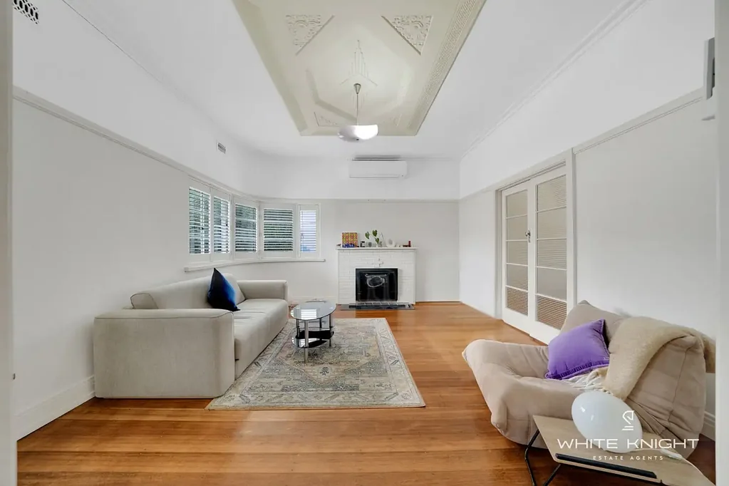 Maribyrnong 4Kwarto Prime Location & Development Potential: Corner Block Gem in Maribyrnong