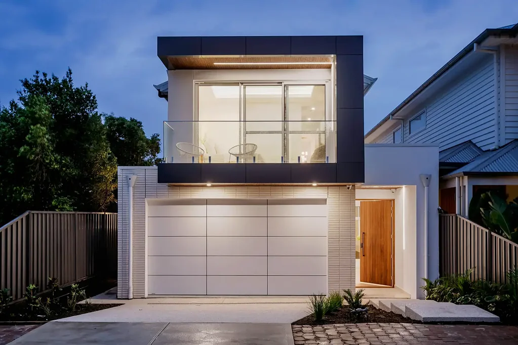 South Brighton 4房  A Coastal Statement of Artful Precision, Steps from Sand and Sunset.