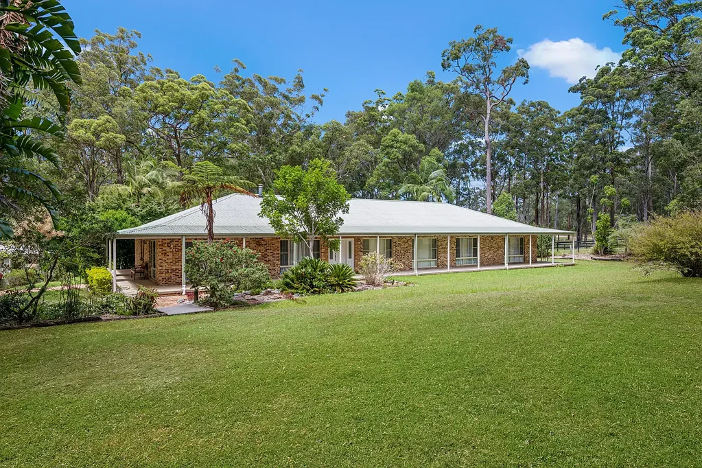 Bonny Hills 4 Slaapkamer Expansive Home on Peaceful Acreage, Minutes from the Beach
