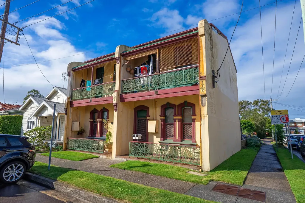 Charming Terrace Unit in Prime Location