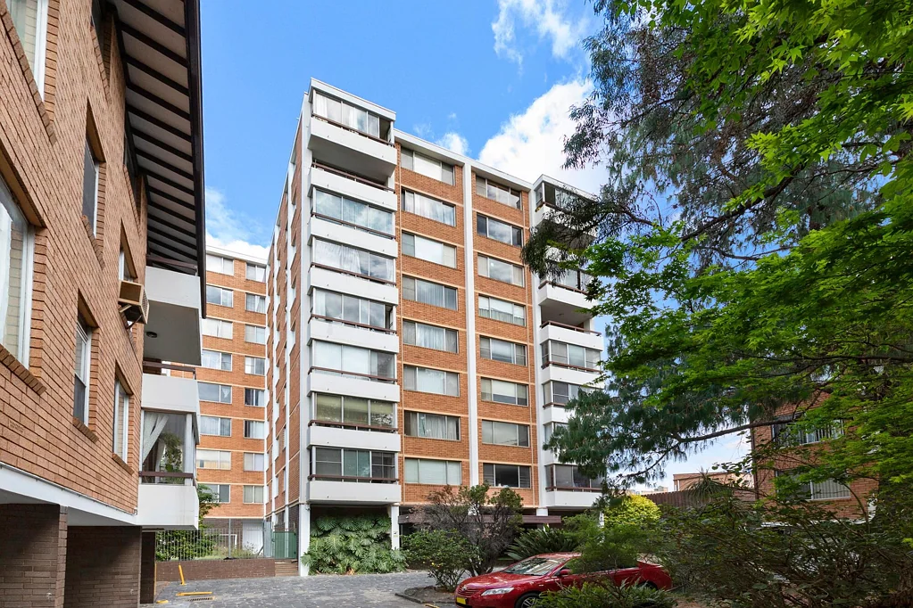 SPACIOUS THREE-BEDROOM APARTMENT IN A PRIME BURWOOD LOCATION