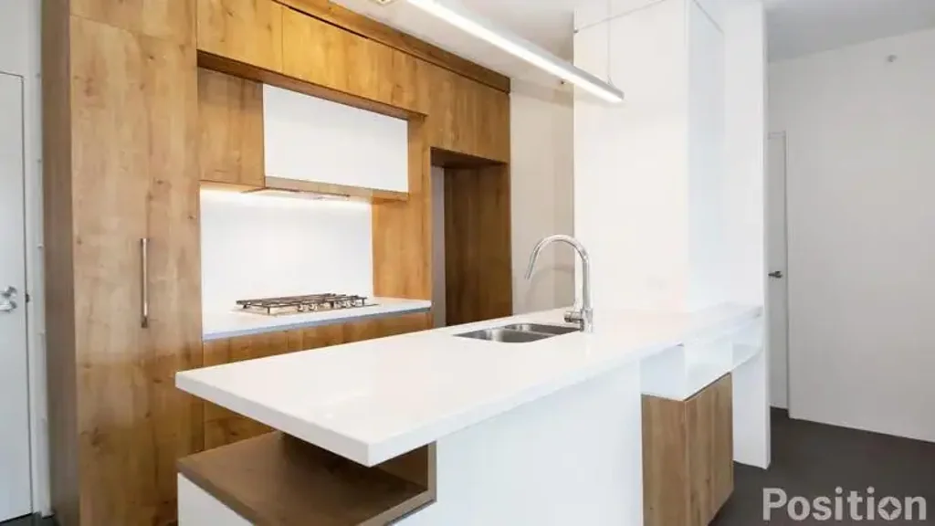 Impressive 2 bedroom apartment with river aspect ( Two Storage Cages )