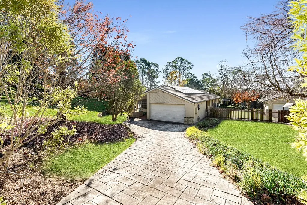 12 Farnborough Drive, Moss Vale, NSW 2577