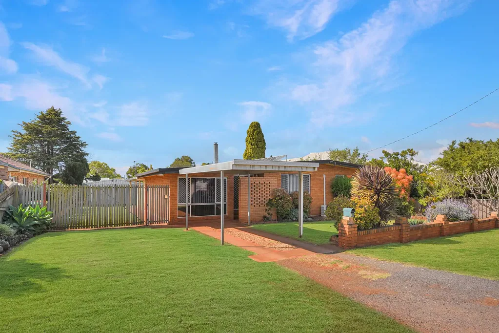 LARGE FAMILY HOME & 4 CAR SHED