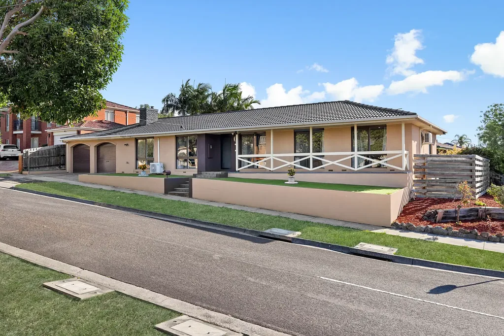 Dandenong North 4chambre A MUST SEE NEWLY RENOVATED QUALITY FAMILY HOME IN THE ROSEWOOD ESTATE