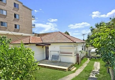 Guildford 3房 Guildford Woodville Road 496号 R4高密度住宅区规划 未来发展潜力 3宽敞卧室 独立生活区域 功能厨房 安全停车位 高能见度位置 便捷交通便利设施 把握机会联系看房。 Prime R4 Zoned Property with High Exposure & Development Potential