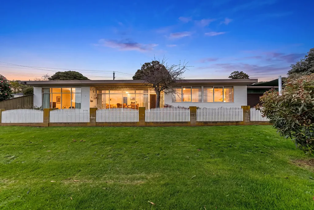 Drouin 3બેડરૂમ Retro Charm, Stunning Views and Everyday Convenience