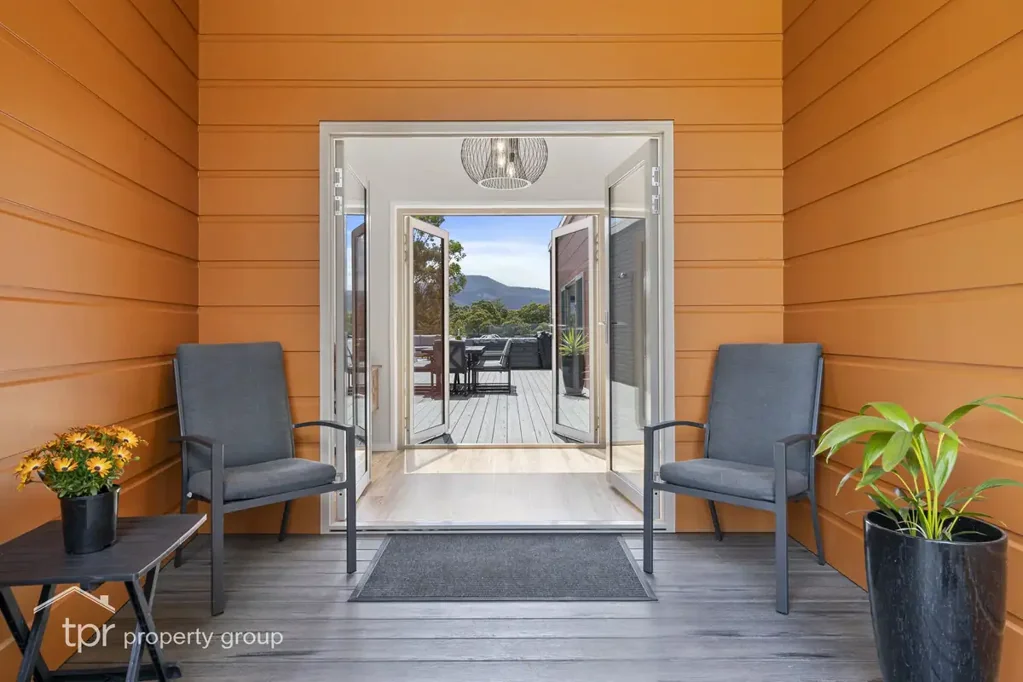 Huonville 4房  The Finest in Dual Living Luxury