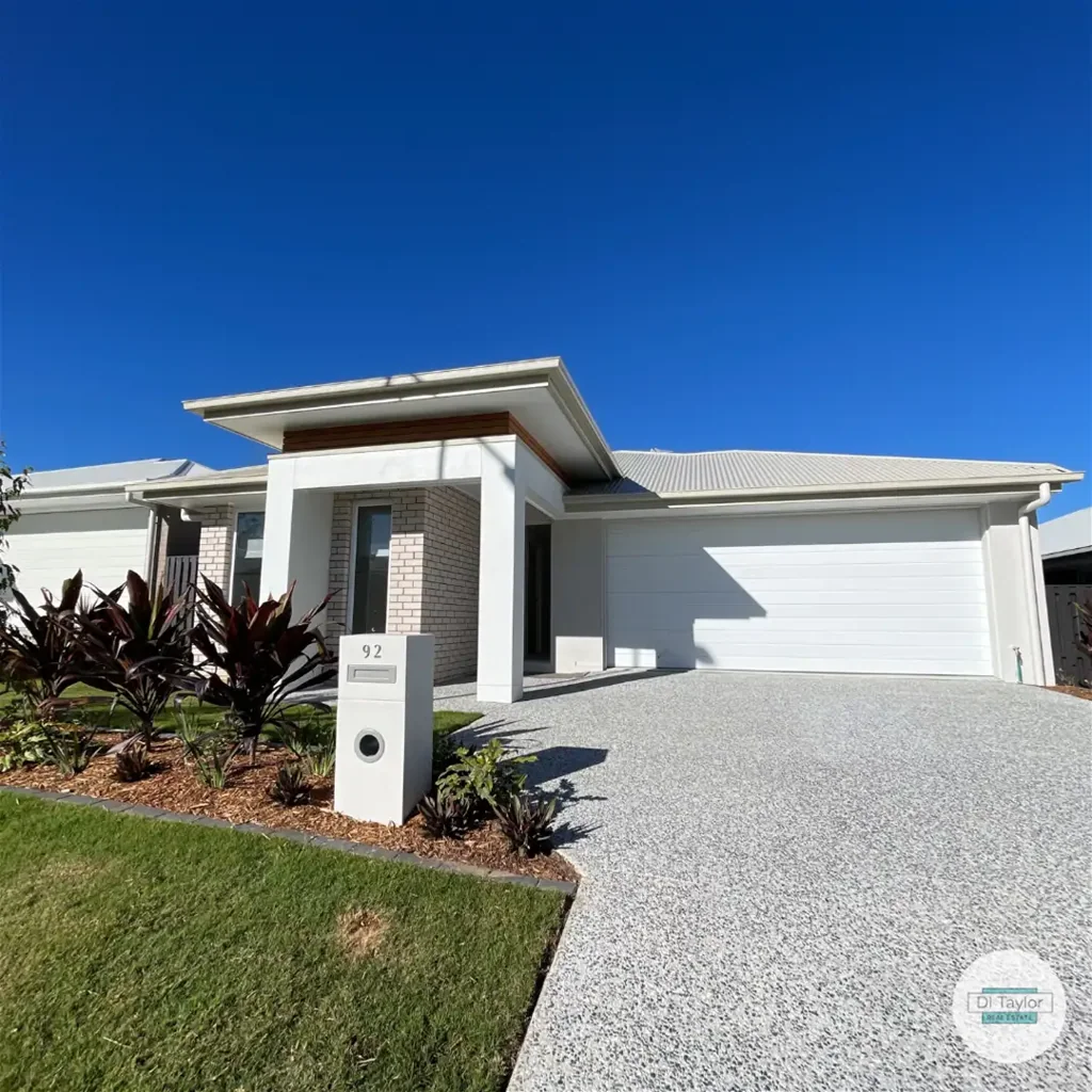 MODERN HOME IN THE HEART OF JIMBOOMBA