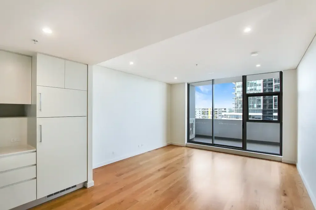 Spacious Northeast Facing One Bedroom with Washing Machine !