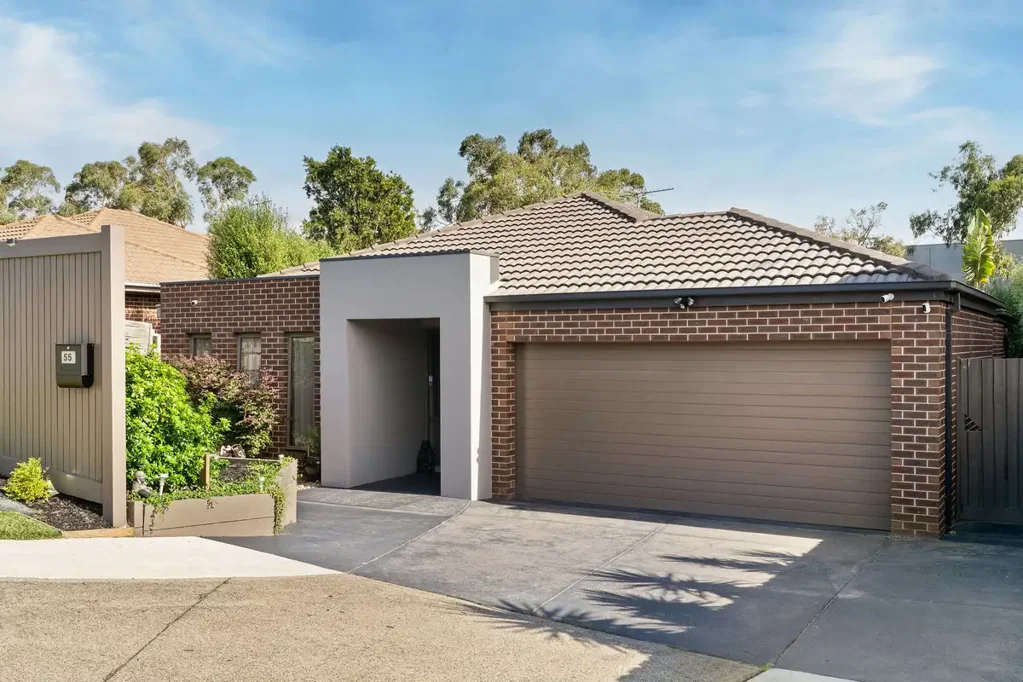 Carrum Downs 4房 宁静住宅区 611㎡宽绰用地 两区独立起居 主卧带套 双车库带内通道 近优质学校 购物中心便捷 Hidden Gem for Growing Families