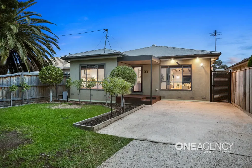 Laverton 4Zimmer Stylish Family Living with Self-Contained Unit in an Unbeatable Location