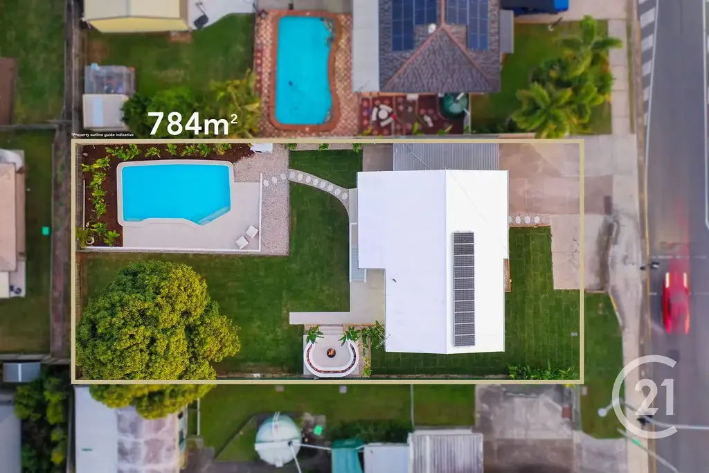 Raceview 3 Bedroom Modern Comfort, Style & Space – Living Upstairs - Entertaining Downstairs
