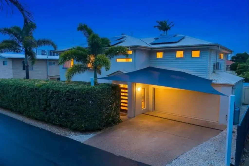Labrador 4房  THE BEST OF THE GOLD COAST & JUST MOMENTS FROM THE BROADWATER