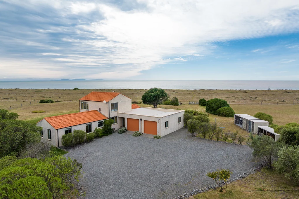 Rarangi 4 Slaapkamer Waterfront Property Seeks New Owner - TODAY!