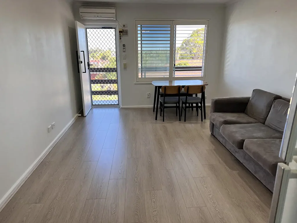 FULLY RENOVATED, BRIGHT, SPACIOUS APARTMENT