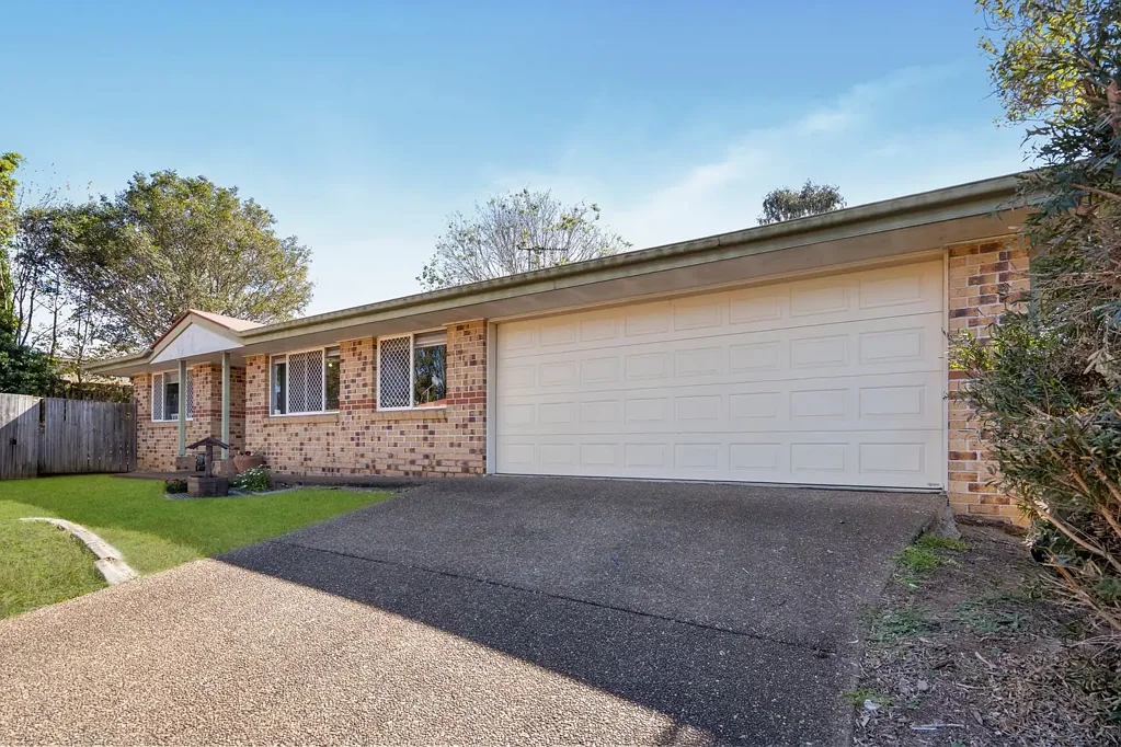 Churchill 3房 备受欢迎的封闭式社区中的独立式砖瓦美宅 Freestanding Brick & Tile Beauty in Sought-After Secure Complex