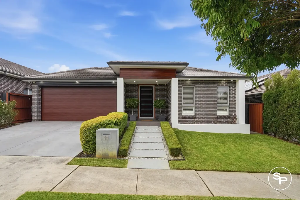 Gledswood Hills 4Phòng ngủ Refined Family Living with Exceptional Entertaining
