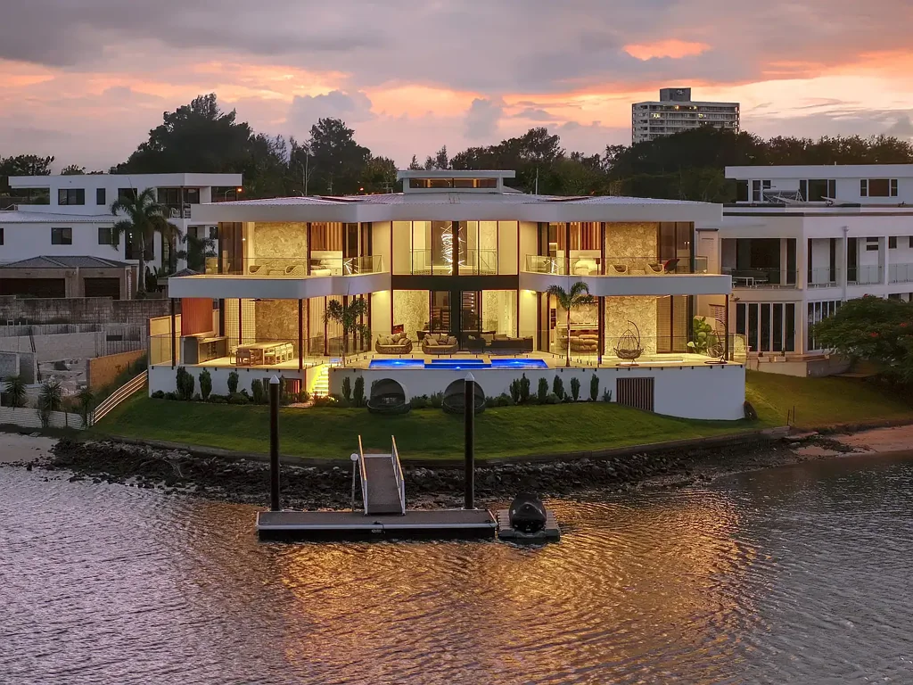 Broadbeach Waters 6कमरा One of Broadbeach Waters' Finest Waterfront Holdings