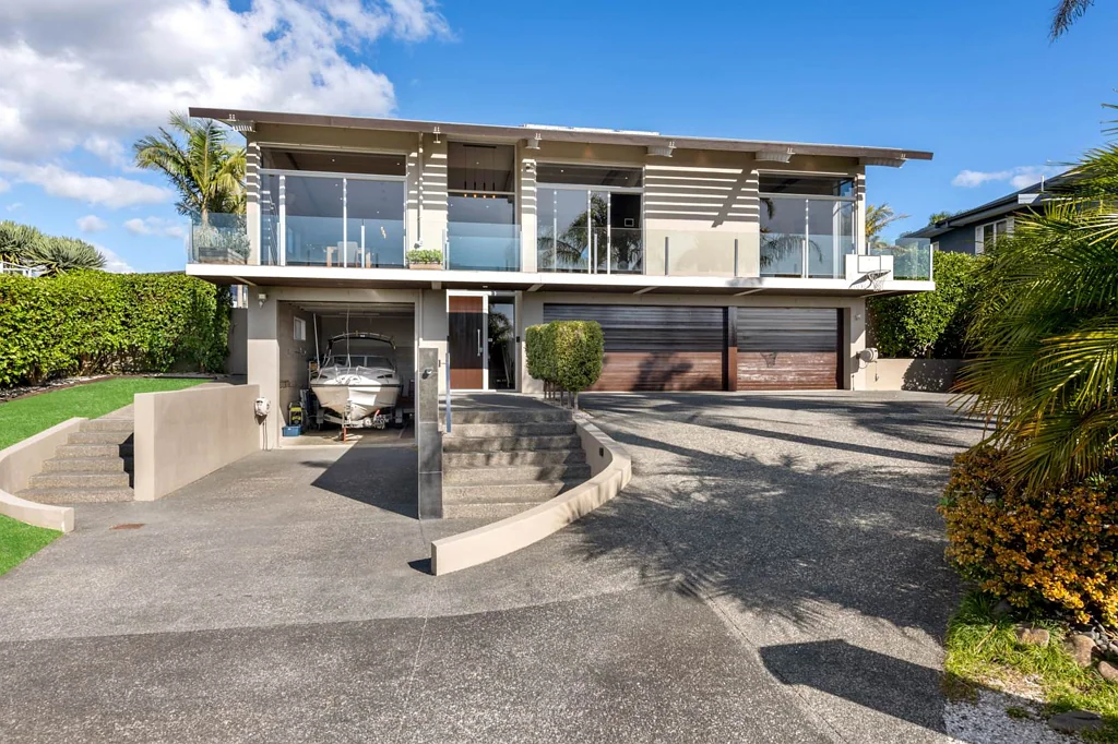 Beachlands 5 Bedroom DARE TO BE DIFFERENT!