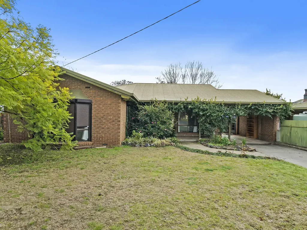 Rutherglen 3 Bedroom Brick veneer home in the vibrant township of Rutherglen