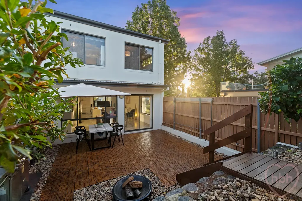 Watson 3ห้องนอน Beautifully updated with approx. $80,000 of upgrades to the home - sensational value in this wonderful complex