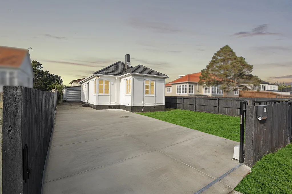 Mount Roskill 3Kwarto View Today - Move in Tomorrow! Nearly New home.