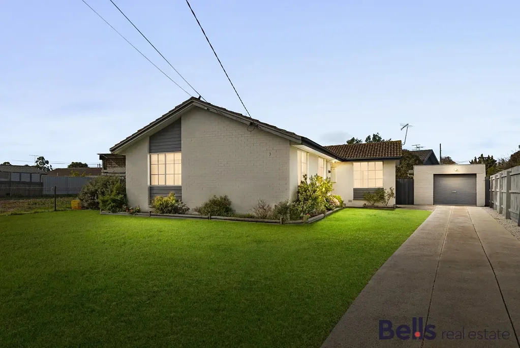 Sunshine West 3房 633 平方米土地上的温馨家庭住宅，维护精美 Lovingly Maintained Family Home on 633sqm