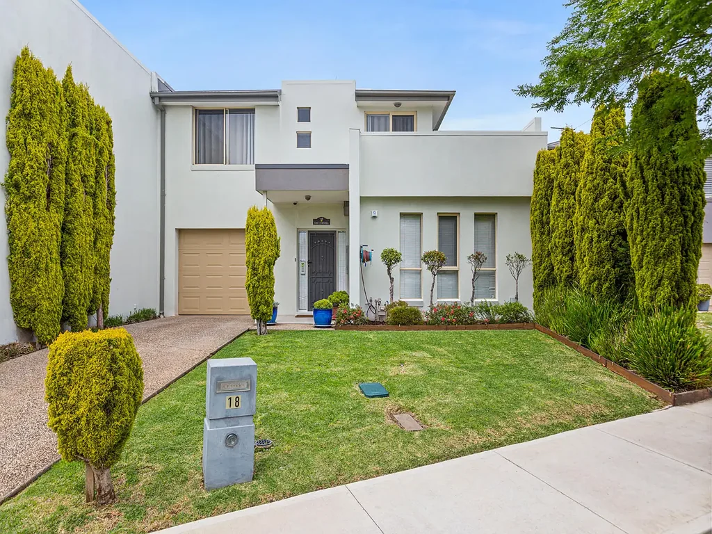 Point Cook 3chambre Immaculate and modern 3 bedroom townhouse in great location