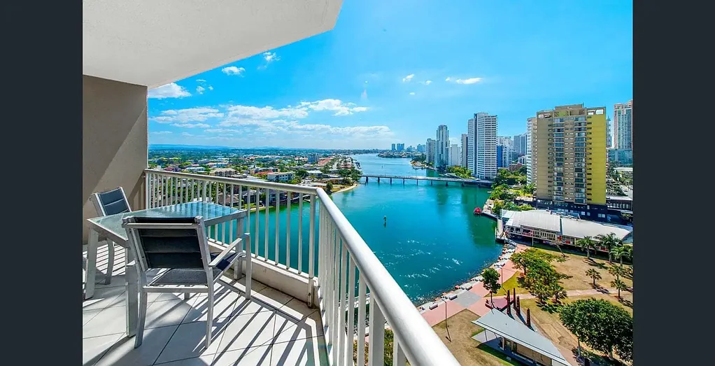 TOP FLOOR APARTMENT RIVER FRONT IN THE HEART OF SURFERS PARADISE - FURNISHED