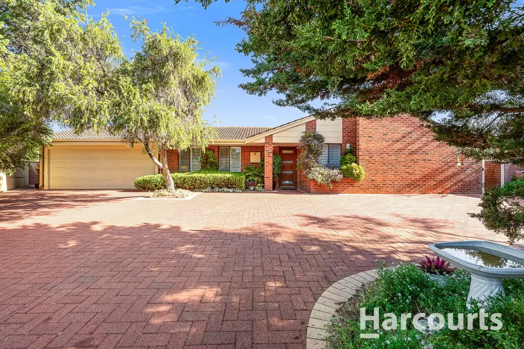 Kallaroo 6 Bedroom A Rare Find - Spacious Home with TWO Granny Flats
