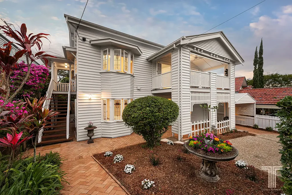 Coorparoo 5房 Coorparoo新月街道 632sqm全围栏地 优雅修复住宅 灵活双住空间 Miele厨房 露台娱乐 城市景观 主卧套间 clawfoot浴缸 优质学区 近商圈公园 Restored Charm and Picturesque Family Living in Coveted Coorparoo