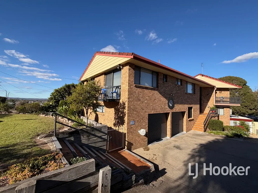 Inverell 5房  Extra Large Family Home With Views