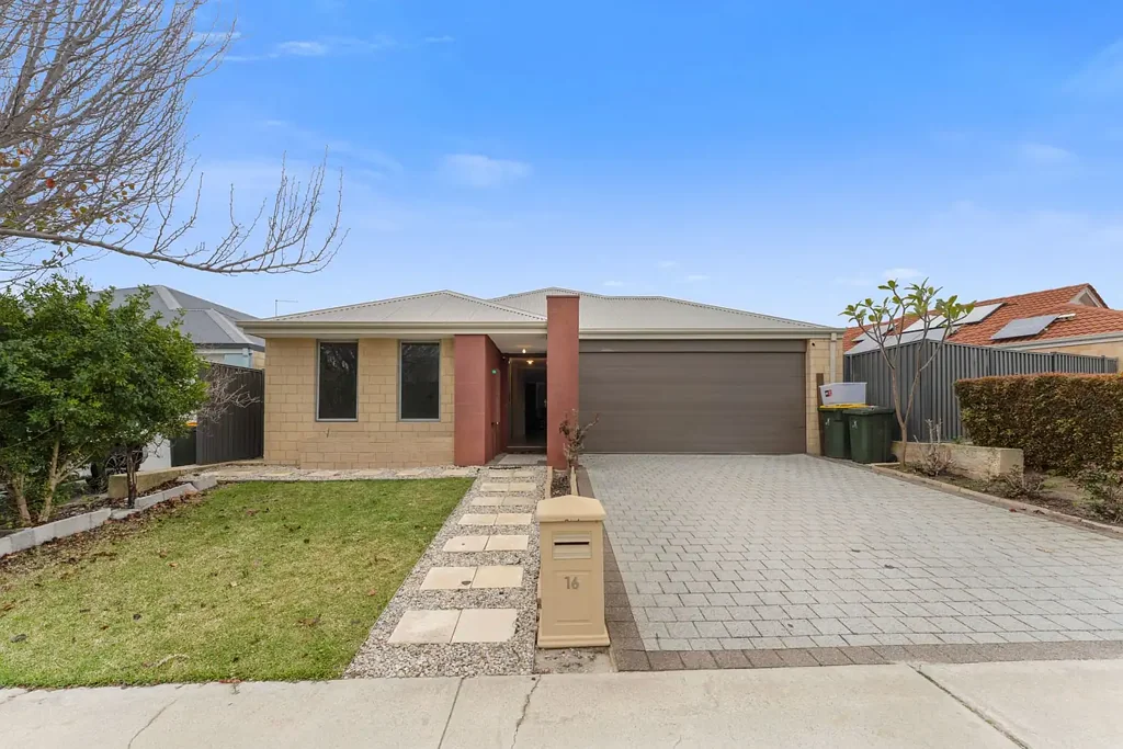 Aveley 3 Slaapkamer 3x2 Home: Sleek & Modern, Low-Maintenance, Solar Panels & Surrounded By Parkland!