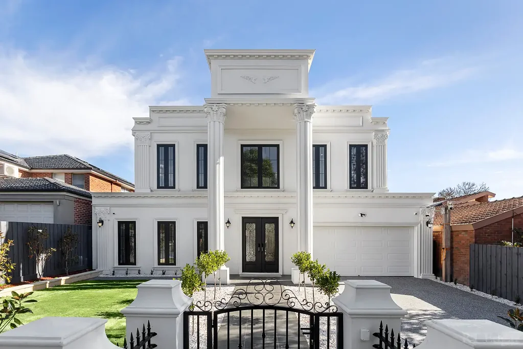 Balwyn 5房 法国城堡传统装点，高檐口、玫瑰吊灯、大理石墙、橡木地板、书房影音室、户外露台、大理石厨房、Miele电器、步入式衣橱、双梳妆台套间、中央供暖/空调、双车库、优质学区、便捷交通。 The Pinnacle of Brand-New Prestige