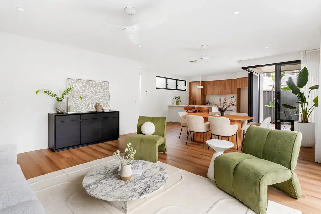 Miami 3ห้องนอน A Sophisticated Statement in Tri-Level Coastal Living.