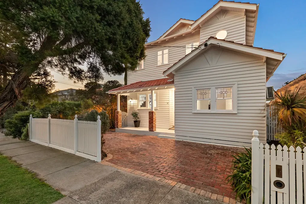 West Footscray 5 Bedroom Gracious Grandeur On Tree-Lined Alma