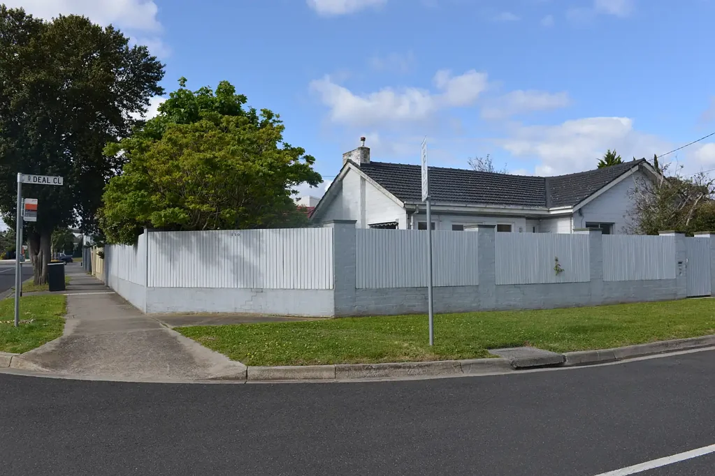 COMFORTABLE THREE BEDROOM FAMILY HOME