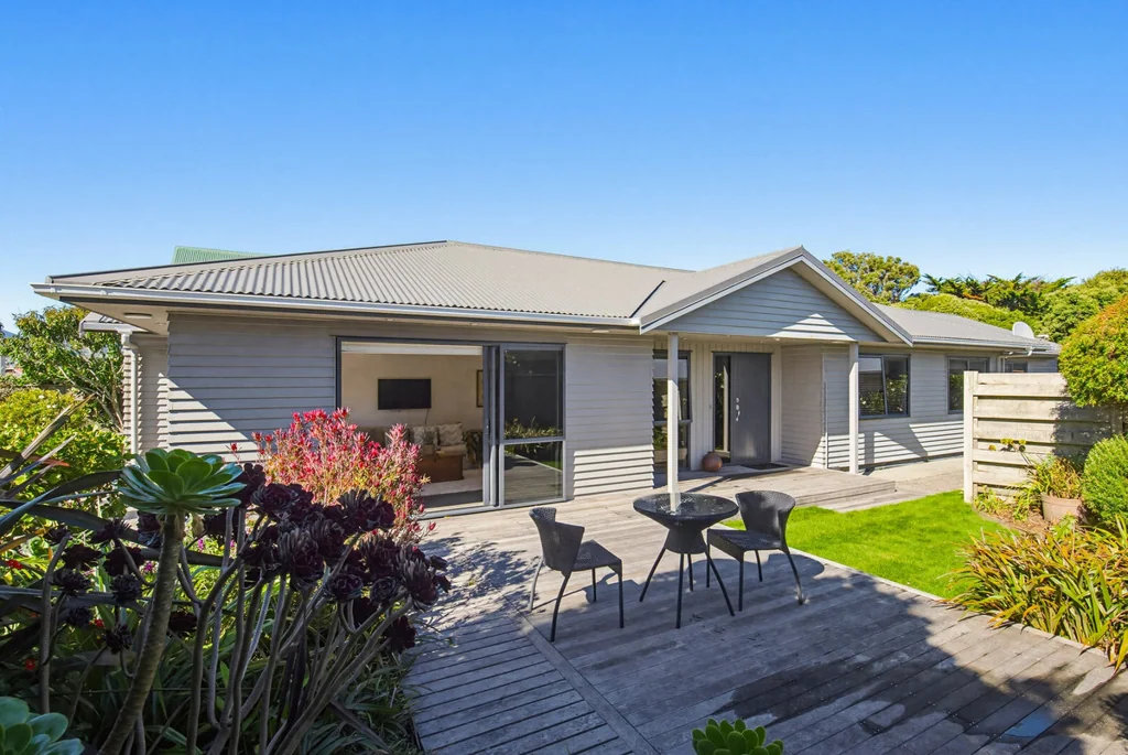 Waikanae Beach 4房  Coastal Living Made Easy – Private, Modern & Moments to the Beach
